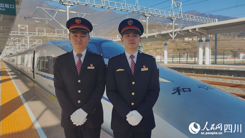 首發列車駕乘人員。人民網記者 郭瑩攝