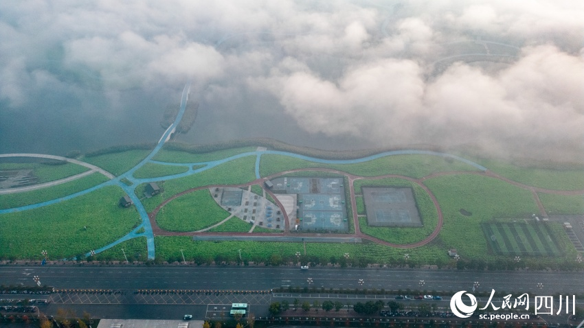 11月28日，航拍位于眉山市彭山區平流霧下的彭祖新城城市公園。翁光建攝