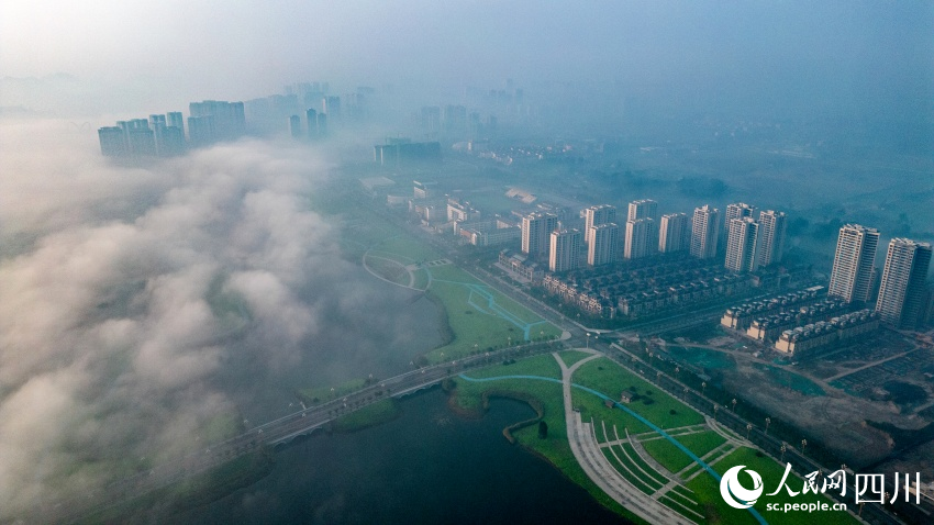 11月28日，航拍位于眉山市彭山區平流霧下的彭祖新城城市公園。翁光建攝