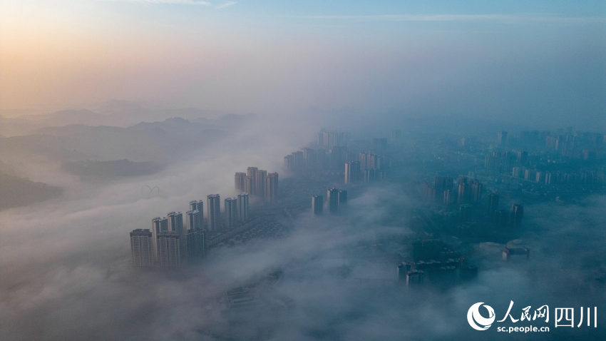 11月28日，眉山市彭山區城市建筑被平流霧籠罩，美不勝收。翁光建攝