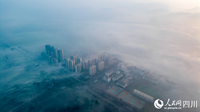 11月28日，眉山市彭山區城市建筑被平流霧籠罩，美不勝收。翁光建攝