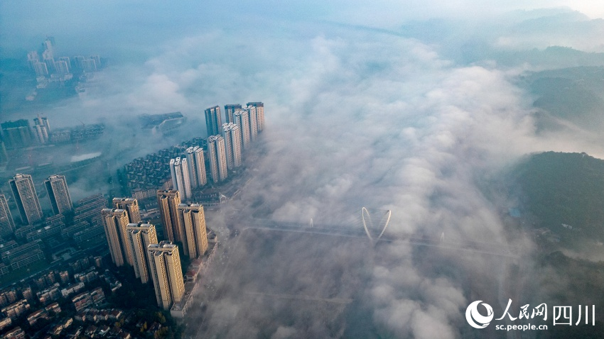 11月28日，眉山市彭山區城市建筑被平流霧籠罩，美不勝收。翁光建攝