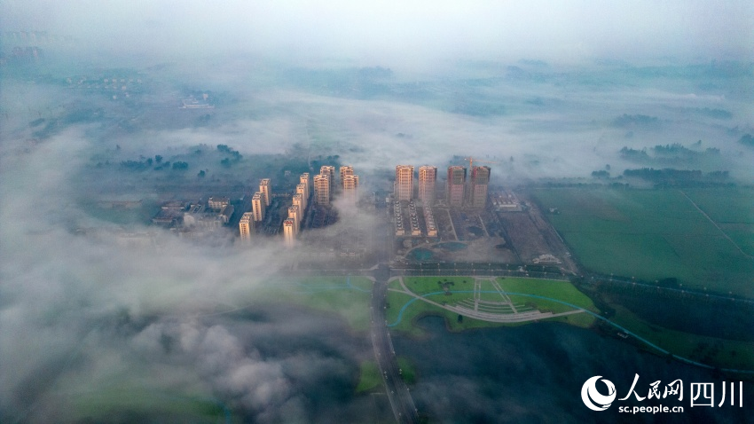 11月28日，眉山市彭山區城市建筑被平流霧籠罩，美不勝收。翁光建攝