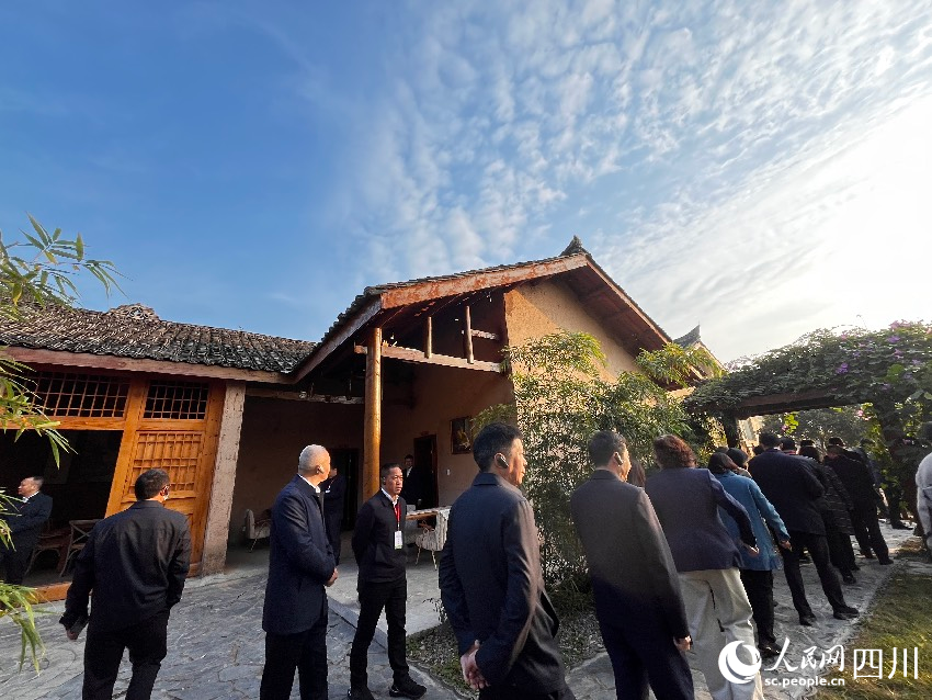 來自四川各市州的與會代表參觀典型示范村。人民網記者 朱虹攝