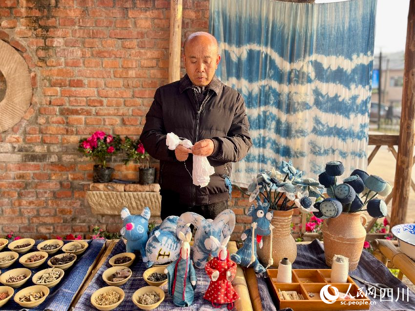 鐵爐村村民曹富興正在制作扎染。人民網記者 朱虹攝