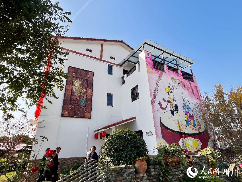 民宿“年俗__年舍”是由年俗村內一棟村級集體資產的閑置房舍改建而成。人民網記者朱虹攝