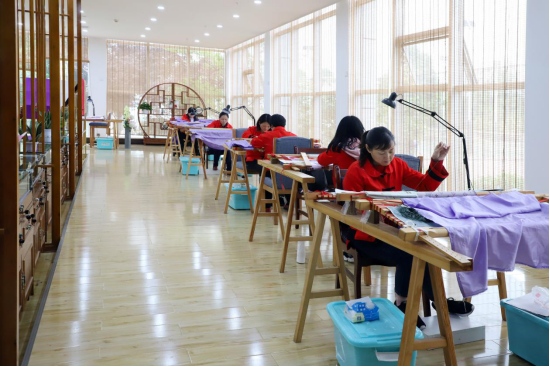 成都市繡緣紅工藝品經營部被命名為全國首批“美麗工坊”。成都市殘聯供圖