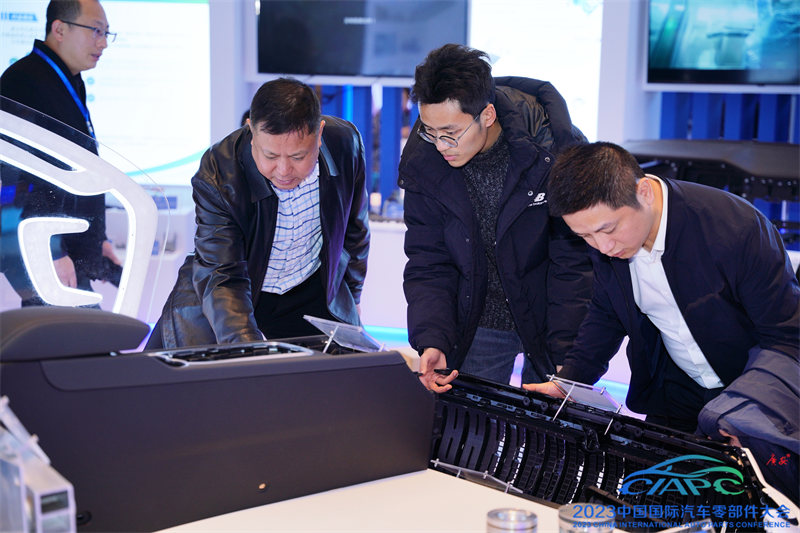 參會人員在展臺前觀看產品。主辦方供圖