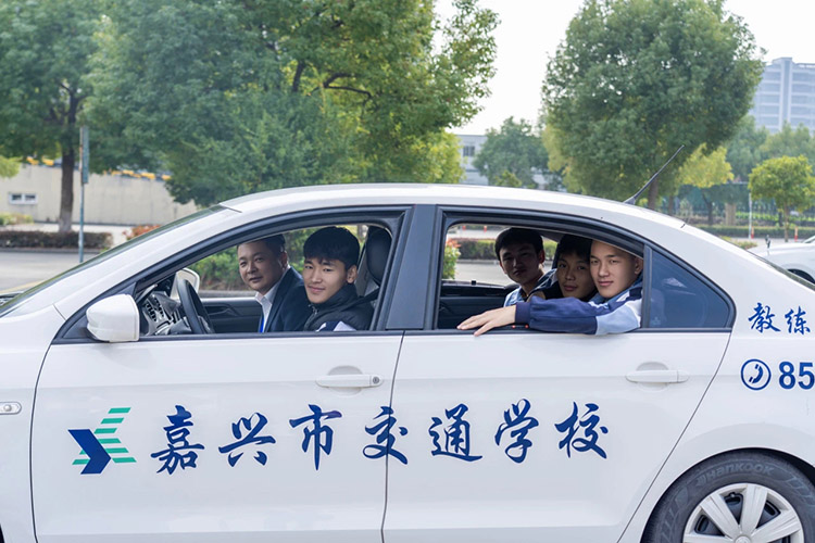 教練帶著學生實訓。若爾蓋縣融媒體中心供圖