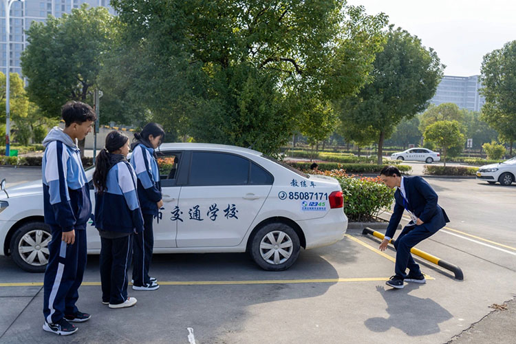 教練為學生指示點位。若爾蓋縣融媒體中心供圖