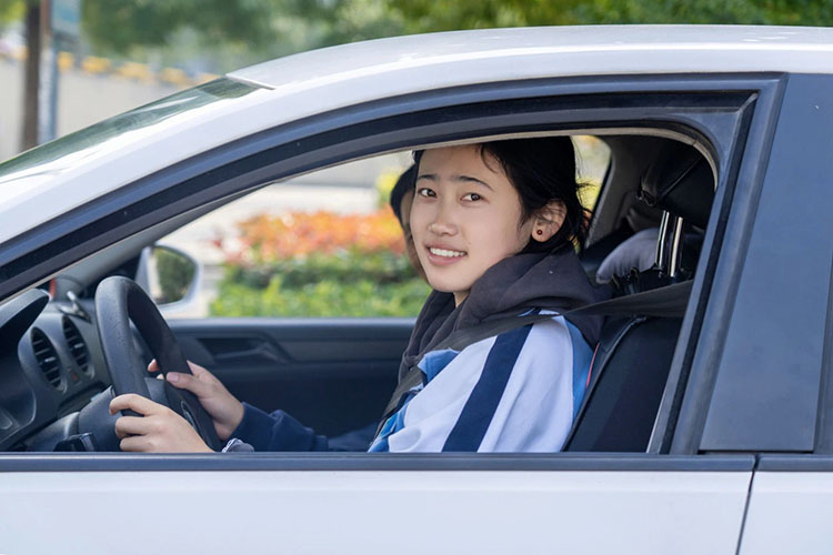 學生半得措正在上車實訓。若爾蓋縣融媒體中心供圖