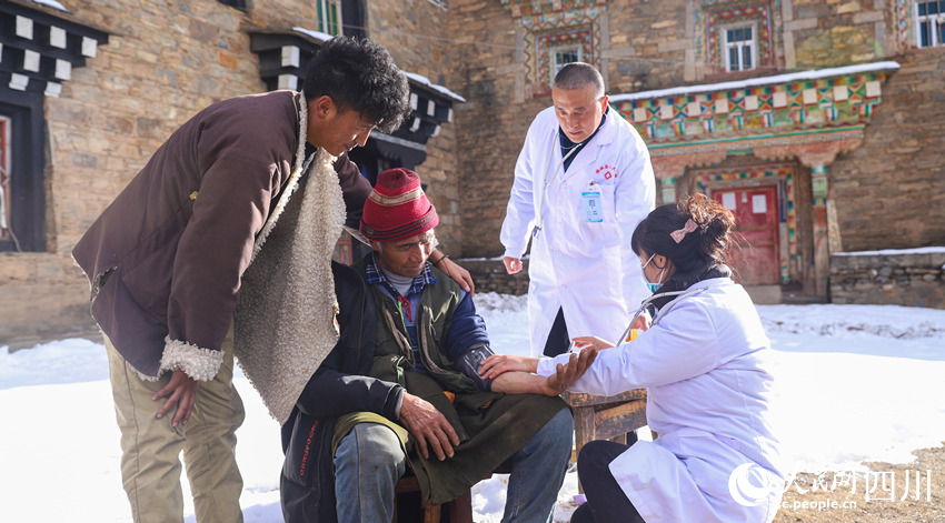 幫扶醫療小分隊成員為村民義診。劉學懿攝