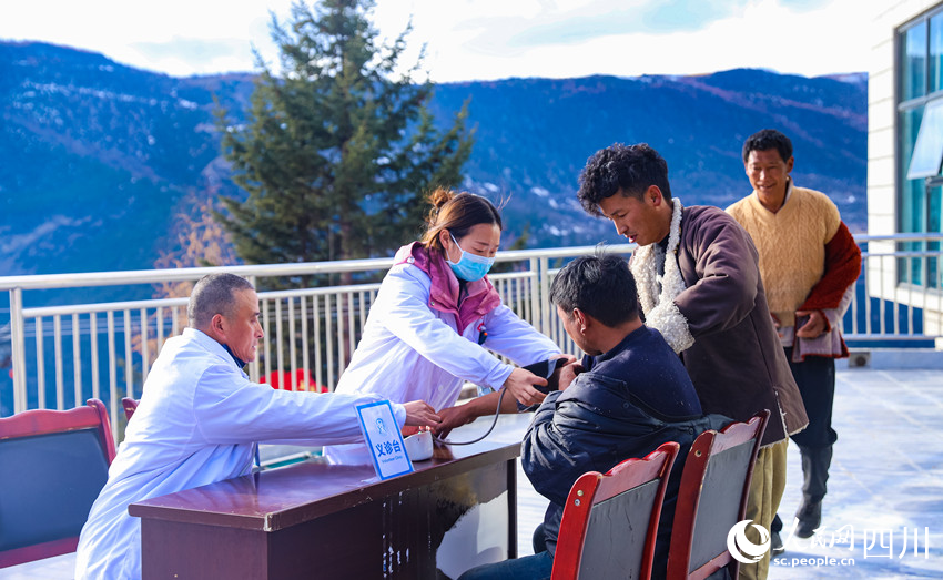 幫扶醫療小分隊成員為村民義診。劉學懿攝