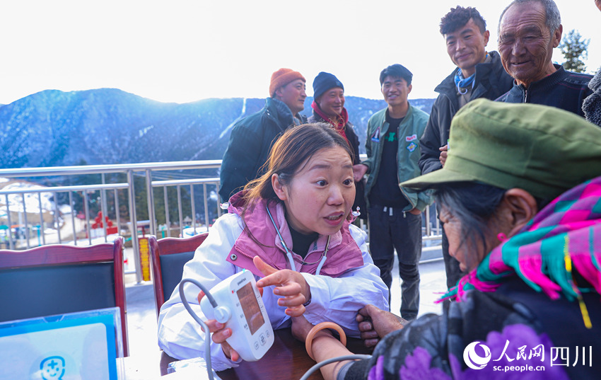 幫扶醫療小分隊成員為村民義診。劉學懿攝