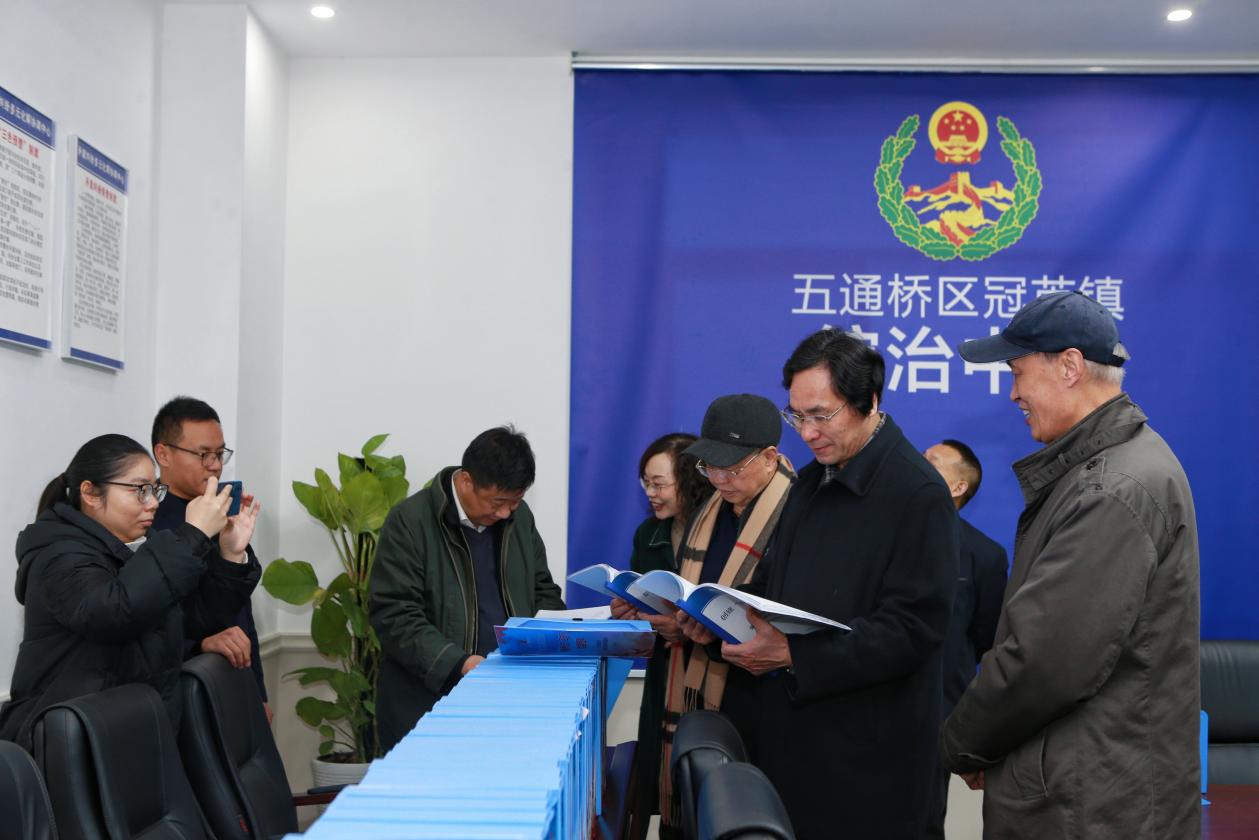 調研組專家在五通橋區司法局冠英司法所調研時翻閱相關資料。