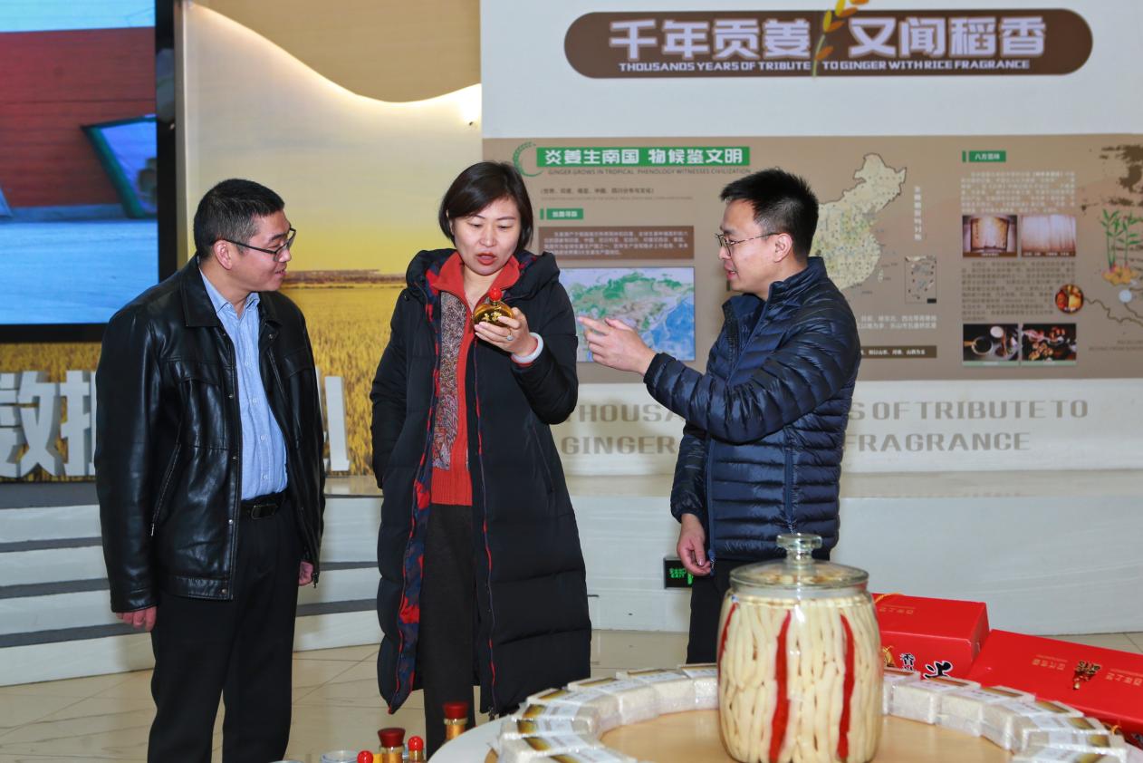 調研組專家在冠英鎮挖斷山村黨群服務中心調研五通橋區稻姜產業現代農業園區產業發展情況與當地干部交流。