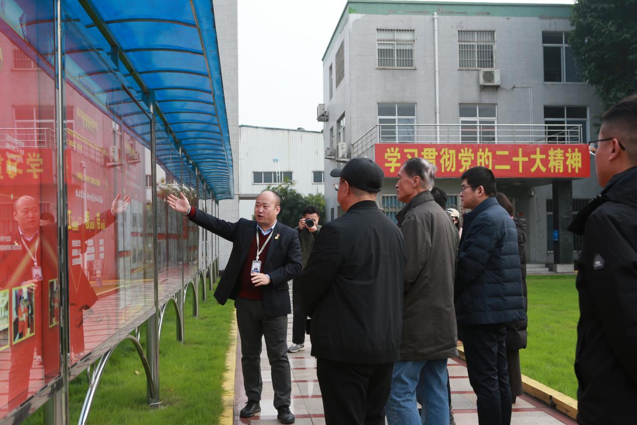 調研組專家在高新區尚緯股份有限公司調研時的情況。