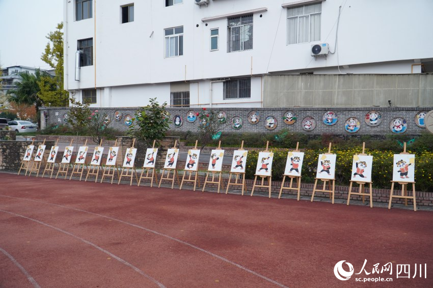 在校園文化墻區域展示的二十四節氣竹匾創意繪畫、“龍行十八式”茶技組圖。人民網 趙祖樂攝
