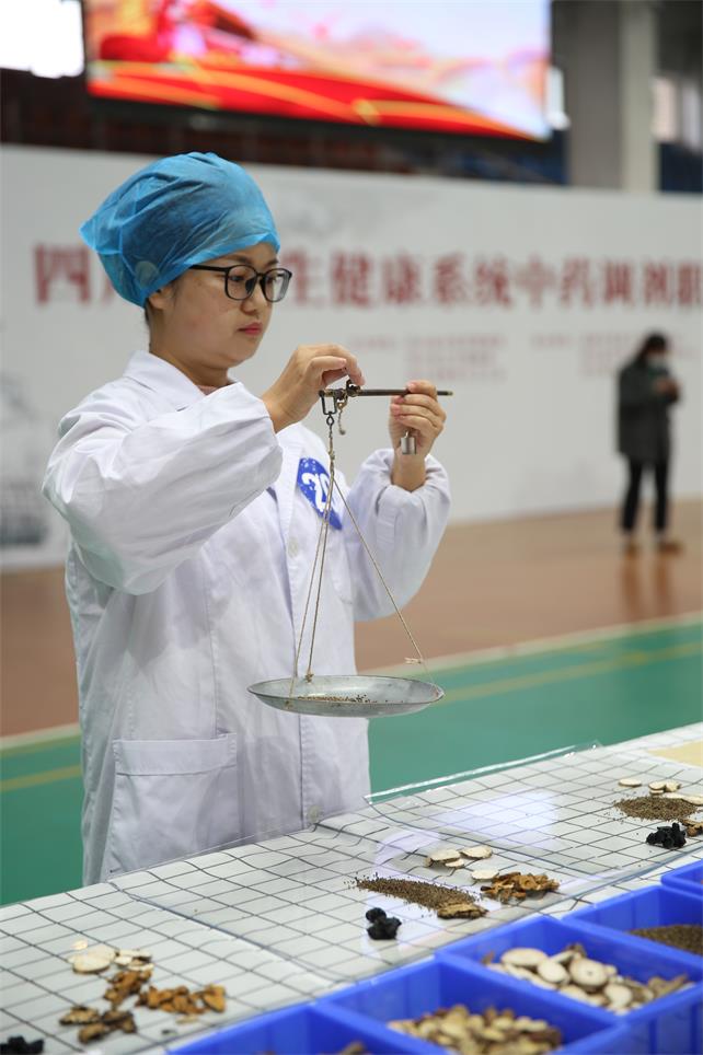 參賽選手在給處方中藥飲片稱重。四川省中醫藥管理局供圖
