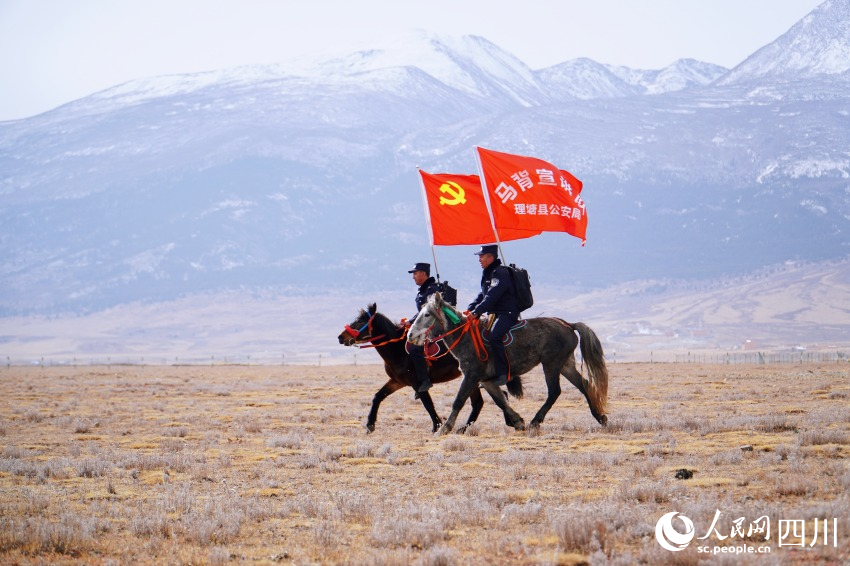 馬背宣講隊成員前往牧區開展工作。人民網 趙祖樂攝