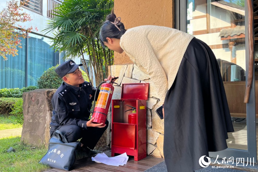 明月村村警何帥入戶排查安全隱患。人民網 趙祖樂攝