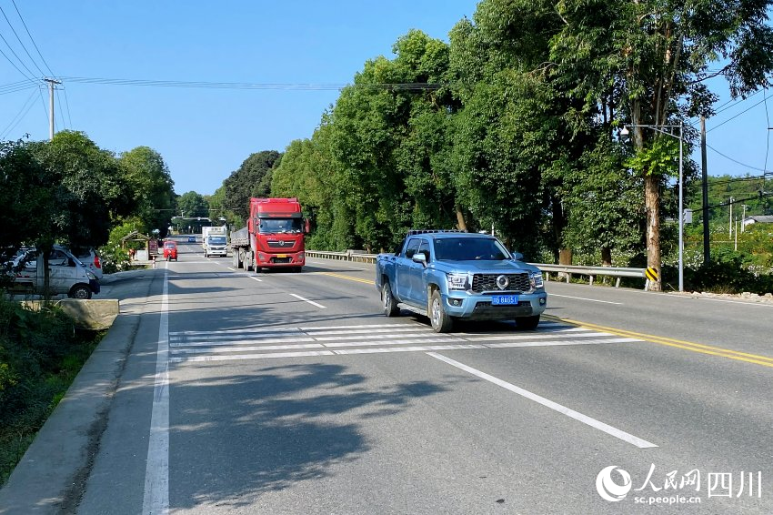 專項整治后的蒲塘路。人民網 王凡攝