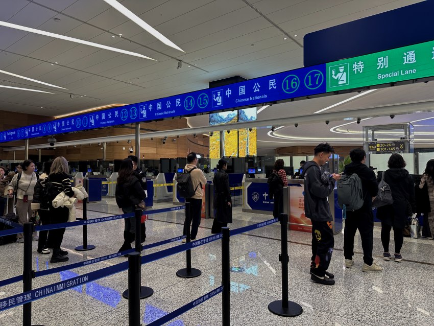 首航旅客有續排隊候檢。成都邊檢供圖