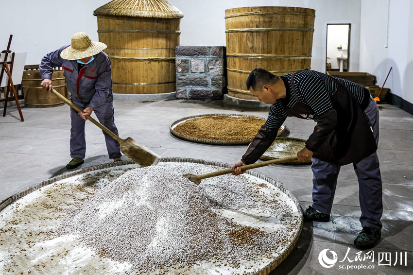工人在作坊里拌料。李貴平攝