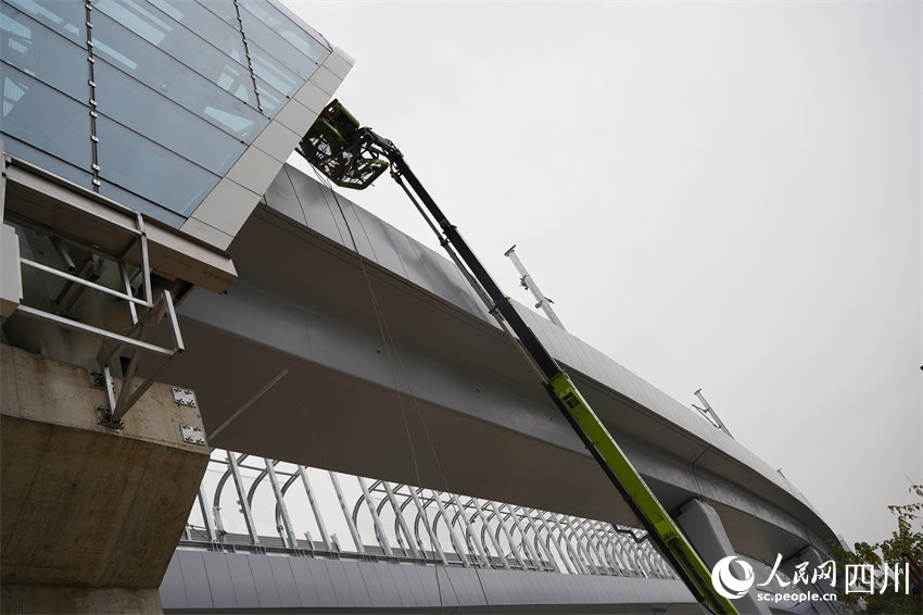 27號線三圣寺站幕墻。實習生 陳天昊攝