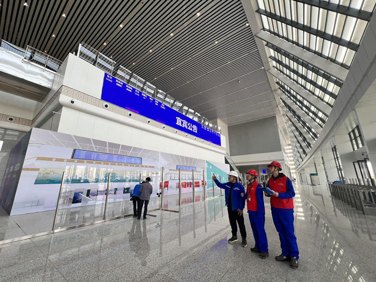 電力工人在宜賓高鐵站檢查電力保障情況。王青青攝