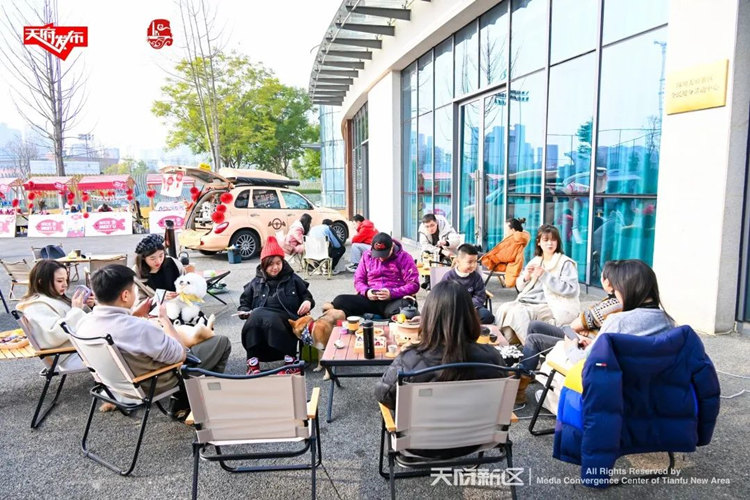 圍爐煮茶。天府新區融媒體中心供圖