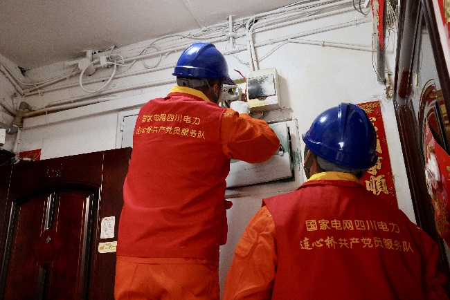 國家電網四川電力（成都高新）連心橋共產黨員服務隊開展入戶安全檢查。國網成都供圖