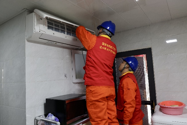 國家電網四川電力（成都高新）連心橋共產黨員服務隊開展入戶安全檢查。國網成都供圖