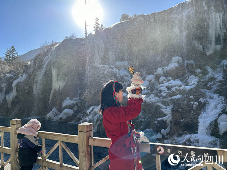 游客在冰瀑前打卡。人民網記者 王波攝