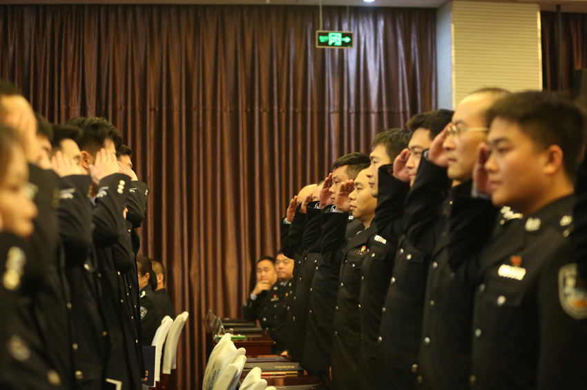 青年民警優師帶徒拜師儀式現場。成都市公安局成華區分局供圖