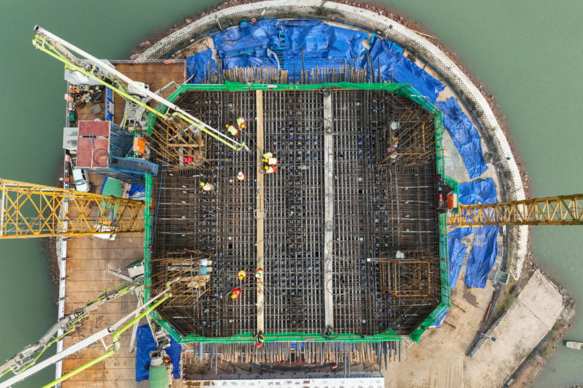 成達萬高鐵嘉陵江特大橋主墩零號塊澆筑現場。成達萬高鐵公司供圖