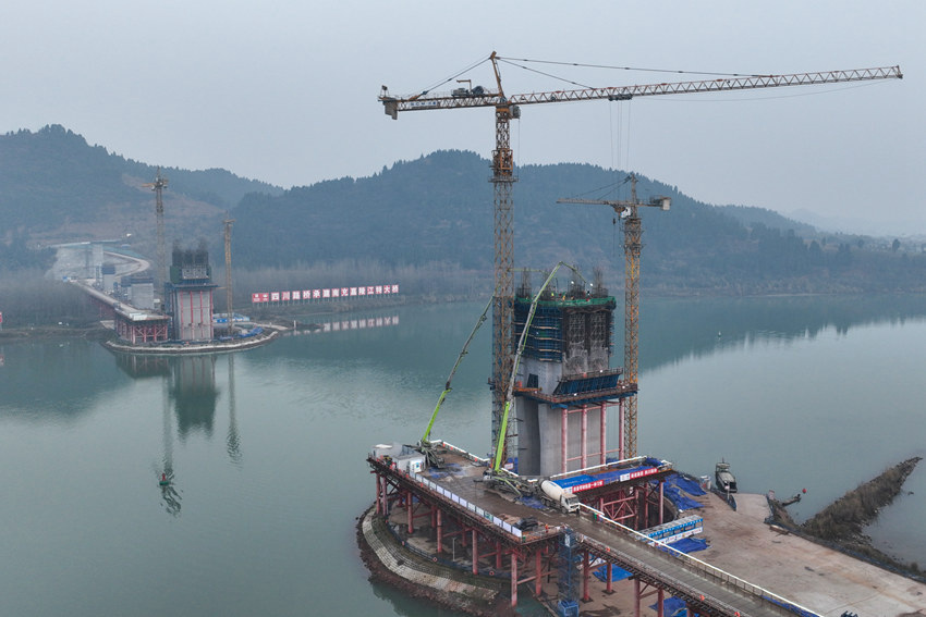 嘉陵江特大橋橫跨長江。成達萬高鐵公司供圖