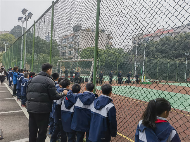 當地小學生們正在觀看警犬訓練展示。圖片來源：資陽市公安局