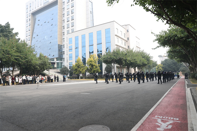 活動現場，市民觀看方陣表演。圖片來源：資陽市公安局