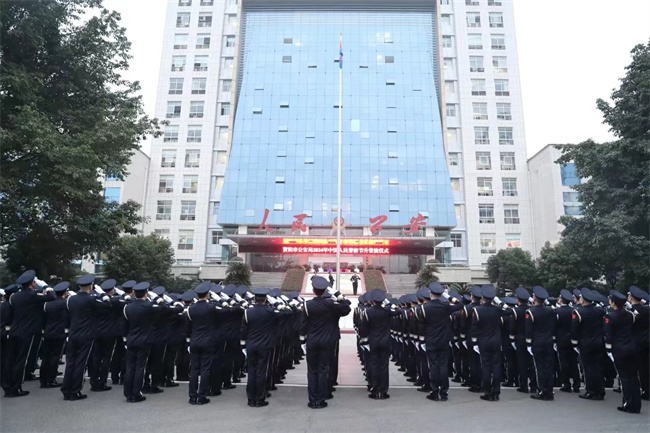 資陽公安舉行升警旗儀式，并面向警旗莊嚴宣誓，進一步凝聚全警共識、堅定從警信念，振奮精神、鼓舞士氣。圖片來源：資陽市公安局