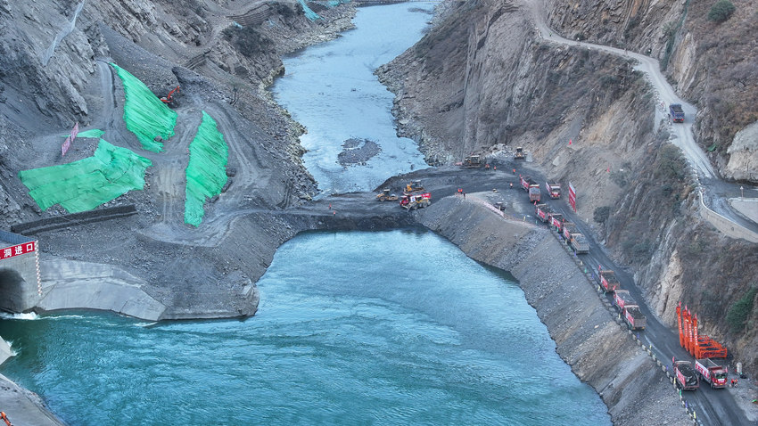 卡拉水電順利實現大江截流。雅礱江公司供圖