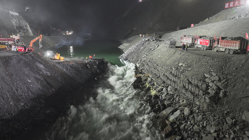 參建單位人員日夜奮戰。雅礱江公司供圖