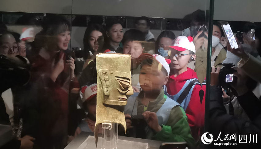 “猛虎”與“古蜀”互猜——你這在看啥？人民網記者 劉海天攝