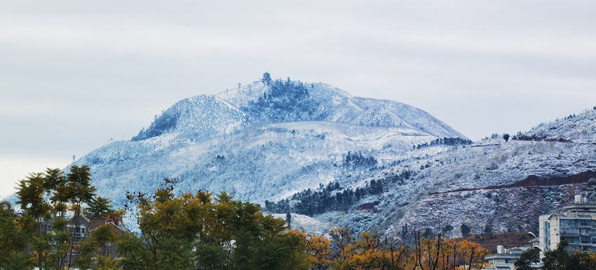 西昌市迎降雪，銀裝素裹美如畫。西昌市融媒體中心供圖