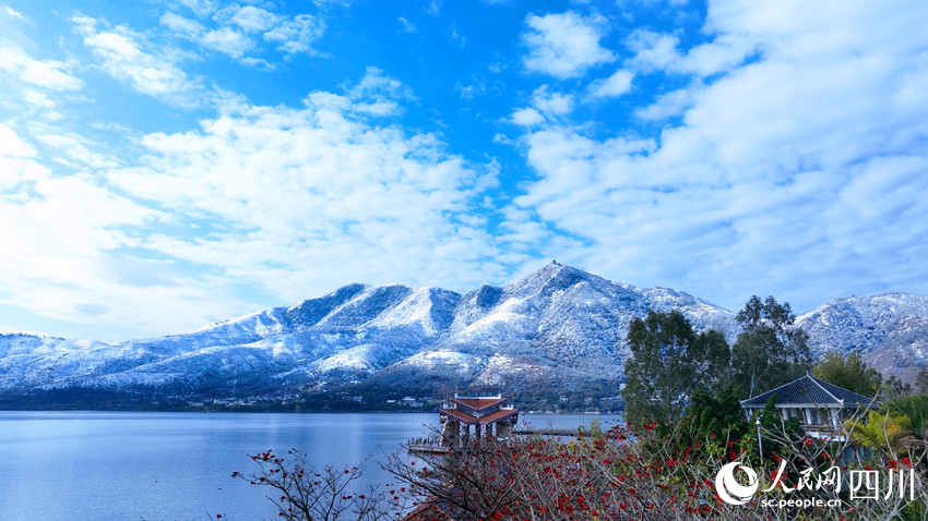 西昌市迎降雪，銀裝素裹美如畫。江志華攝