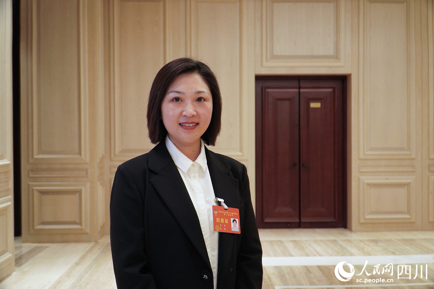 省政協委員，內江市科協主席，隆昌市副市長、紅十字會會長，民盟內江市委副主委朱慧。人民網 趙祖樂攝