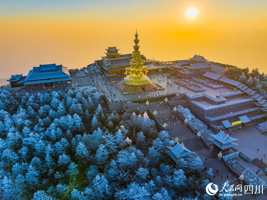 游人在金頂觀日出。薛良全攝