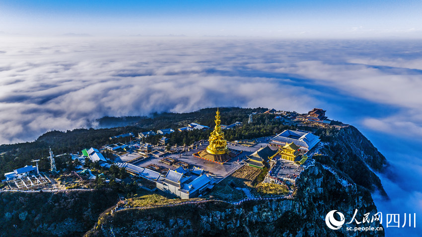 云海中的金頂。劉貴明攝