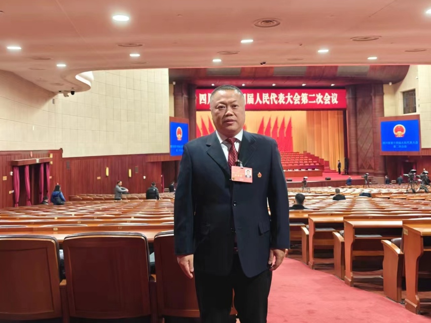 省人大代表劉鴻杰：加強資源配置 推動義務教育優質均衡發展劉鴻杰建議，對遂寧市新建、改擴建城區和中心集鎮學校教學輔助用房和運動場館建設給予支持，加強學校建設、學位供給、區域智慧教育綜合平臺建設。