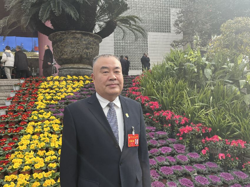 省政協委員杜旭林：強化“宜瀘組團”聯動 共同打造千億級竹產業杜旭林說，宜瀘地區山水同源，竹產業底蘊深厚，聯手打造千億級竹產業的政策條件、自然條件得天獨厚。為此，他提出3點建議。